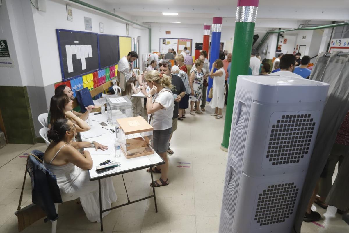 A votar con abanico y el botellín de agua: la jornada del 23J en Córdoba, en imágenes A votar con abanico y el botellín de agua: la jornada del 23J en Córdoba, en imágenes