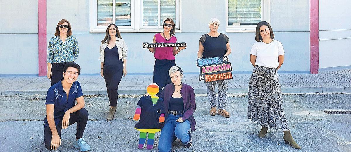 El equipo de la Oficina, con la vicerrectora adjunta de Estudiantes de la Universidad de Málaga, María Jesús Martínez Silvente, al frente, en la entrada del Aulario Rosa de Gálvez.