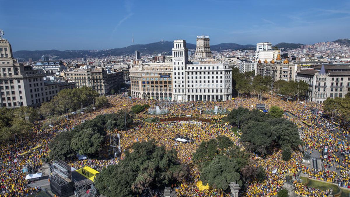 La concentración de 'Ara és l'hora' en la plaza Catalunya