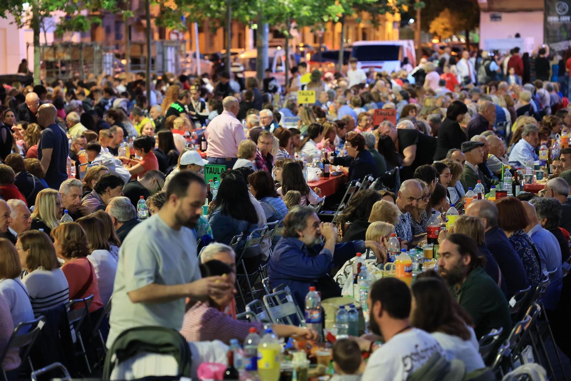 Búscate en la galería de fotos del Macrosopar de Veïns de las fiestas de Vila-real