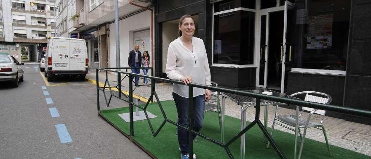 Cristina Silva, ayer, delante de su negocio situado en la calle Pintor Colmeiro de Lalín.