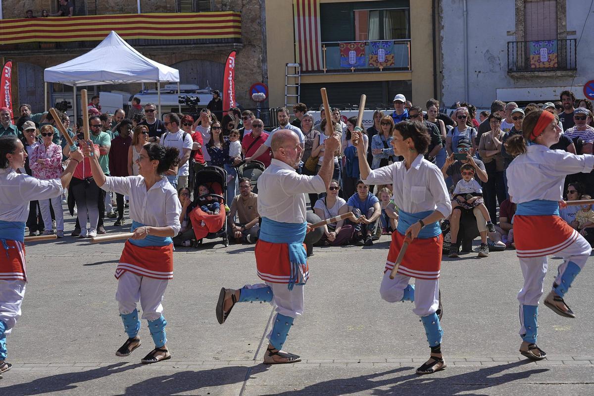 Les imatges de la plantada de l'arbre de Maig i del ball del Cornut de Cornellà del Terri Les imatges de la plantada de l'arbre de Maig i del ball del Cornut de Cornellà del Terri