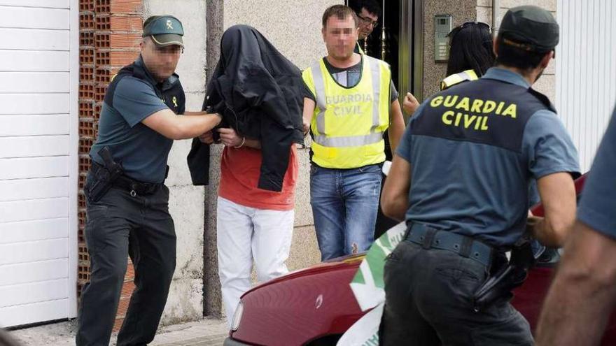 Antonio Fernández, con la cara cubierta, abandonó los calabazos para participar en los registros.