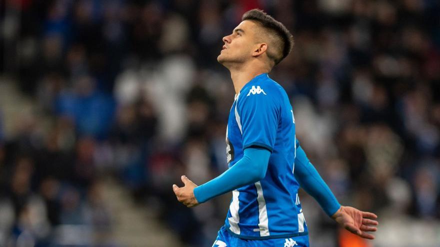 Kuki Zalazar se lamenta durante un partido en Riazor. |  // CASTELEIRO / ROLLER AGENCIA