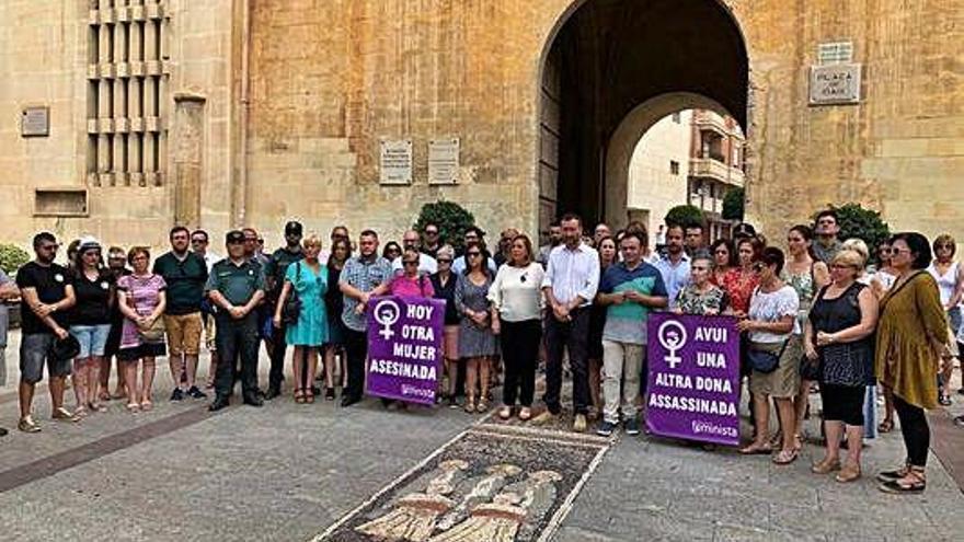 Concentración de repulsa ante el Ayuntamiento de Elche.