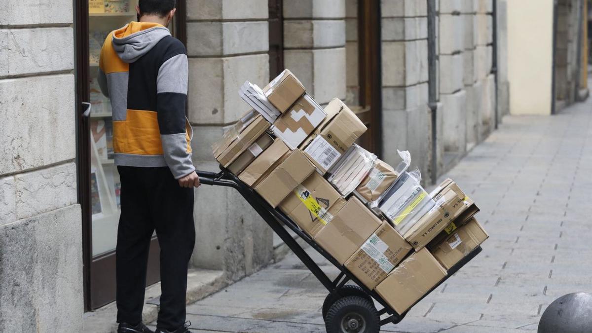 Un repartidor
en un carrer de
Girona.  | ANIOL RESCLOSA