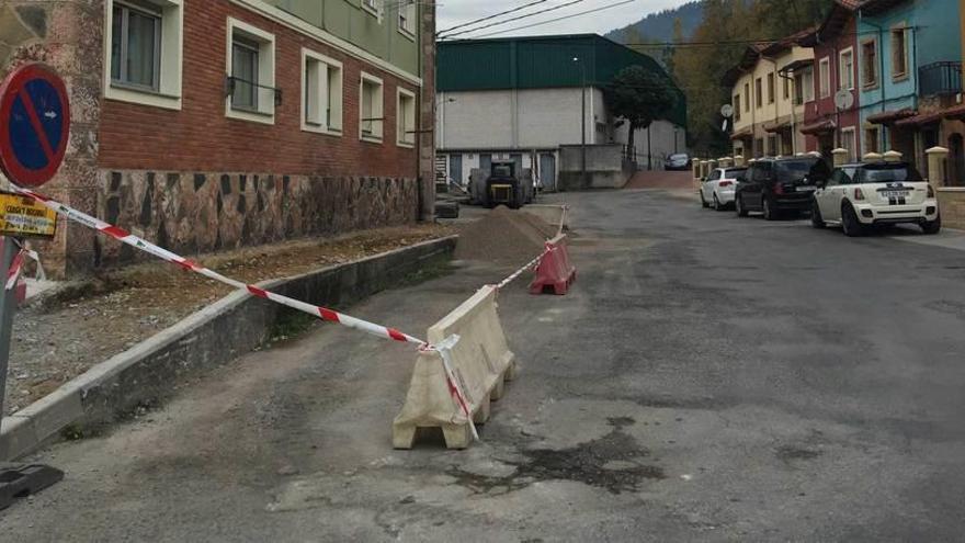 Pavimentación de la calle de acceso al polideportivo de Infiesto.