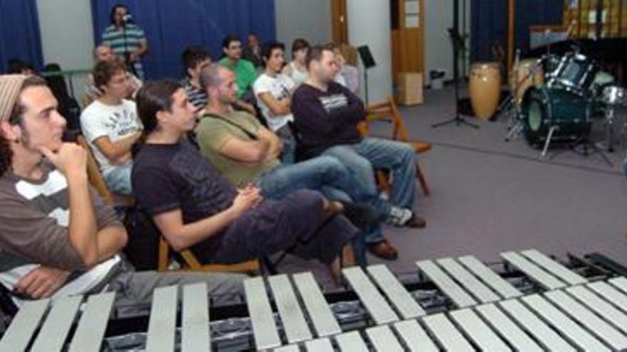 Alumnos del Conservatorio Superior de Música, en una master class del saxofonista Perico Sambeat, en diciembre de 2009. i LA PROVINCIA / DLP