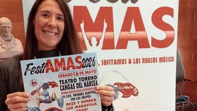 La conceyala Alba García col cartel de la cita.