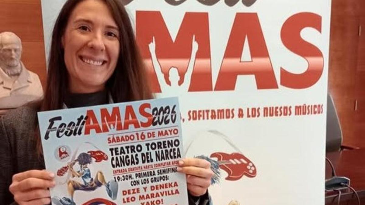 La concejala Alba García con el cartel de la cita.