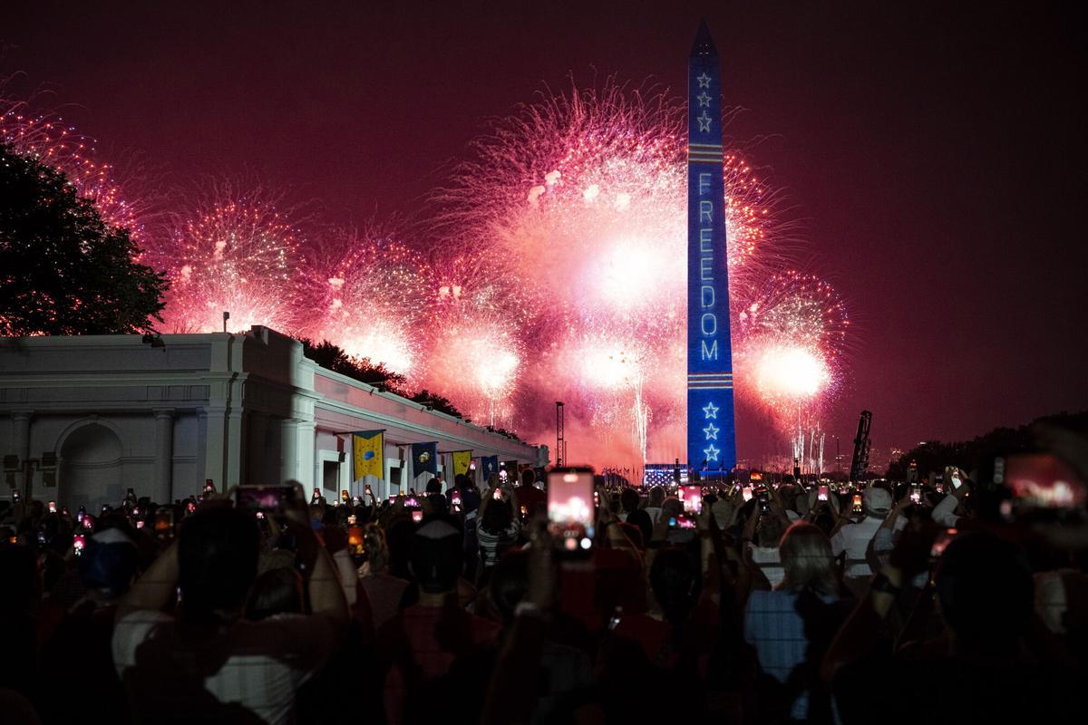 Fuegos artificiales junto al Monumento Washington en el National Mall, este sábado.