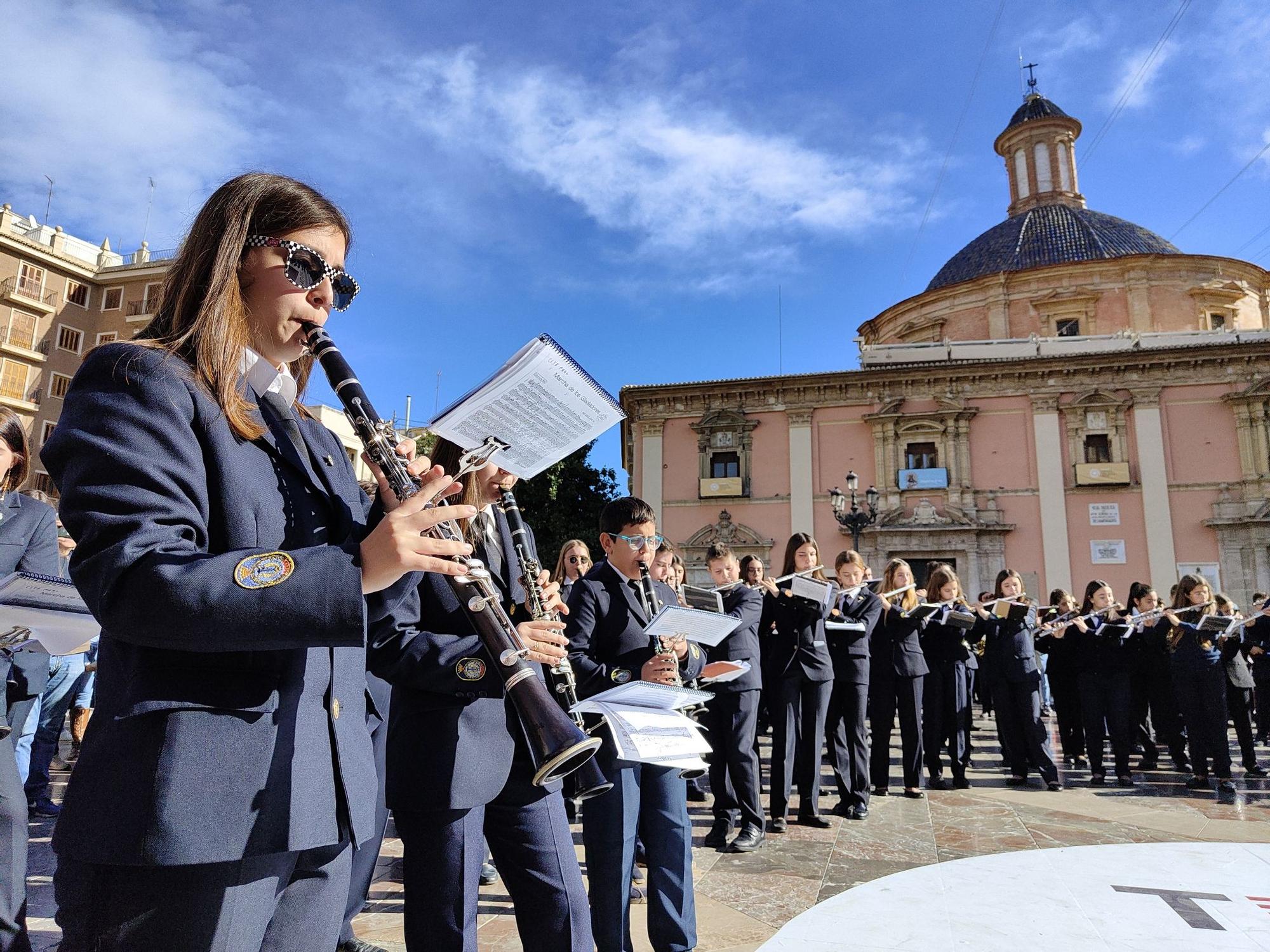 La música de banda resuena en la plaza de la Virgen de València