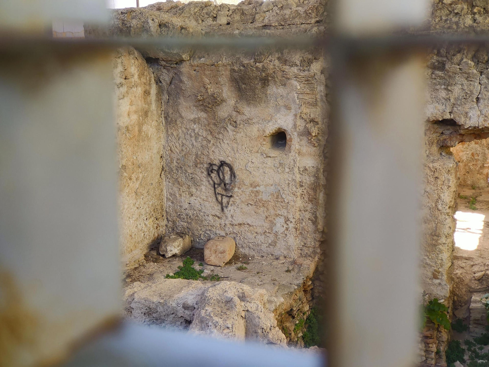 Denuncian la aparición de pintadas vandálicas en los baños árabes del Raval en Xàtiva