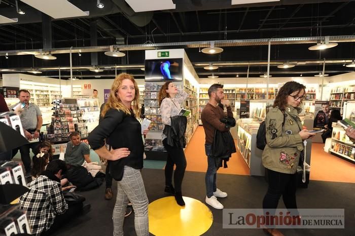 Rozalén, en la firma de discos y libros en FNAC