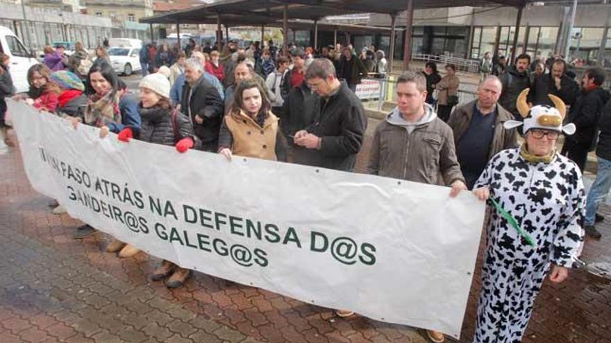 Protesta de los ganaderos, ayer, ante la Xunta. // Xoán Álvarez