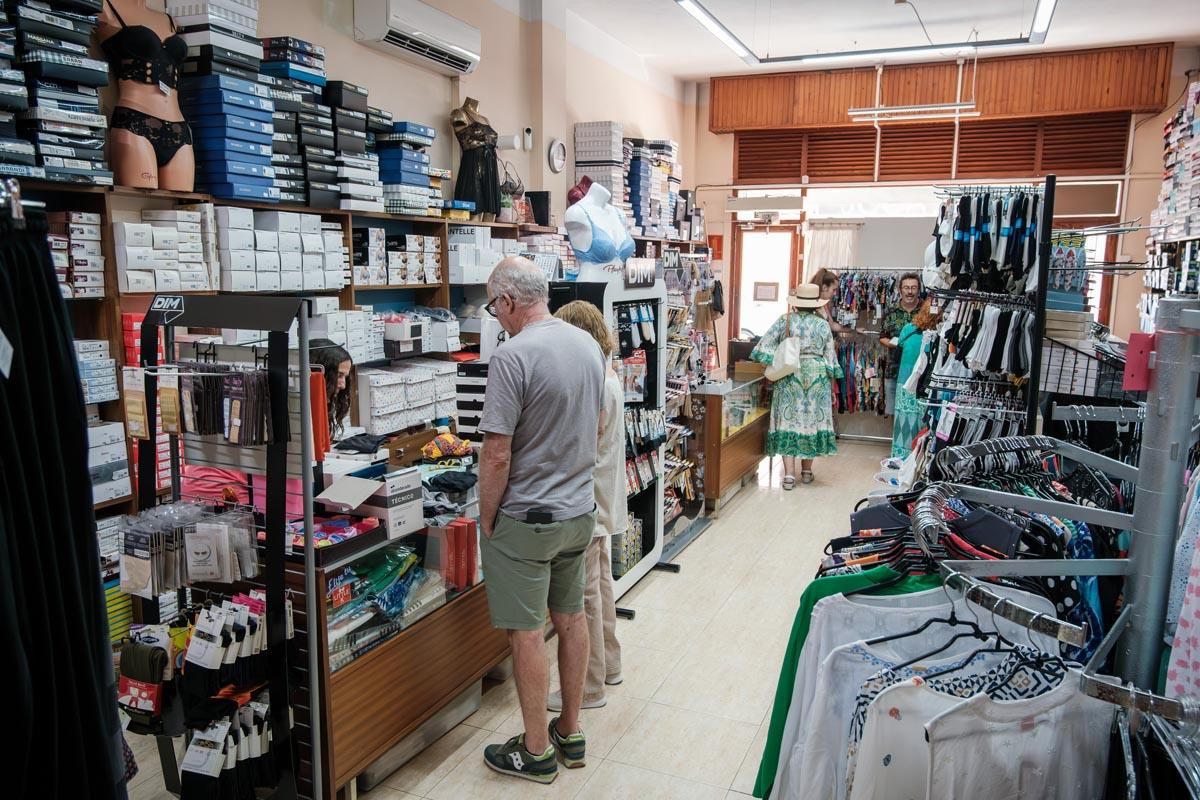 Las imágenes del cierre de la lencería Conytel de Ibiza