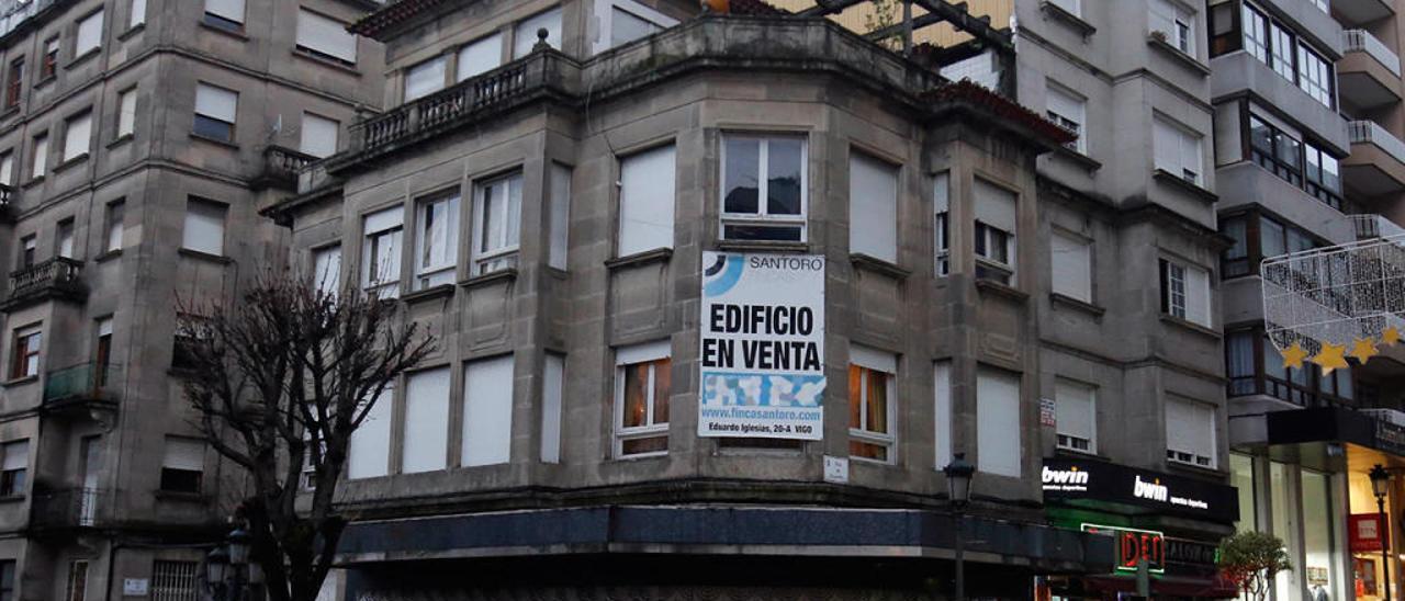 Edificio disponible en la Gran Vía de Vigo // R. Grobas