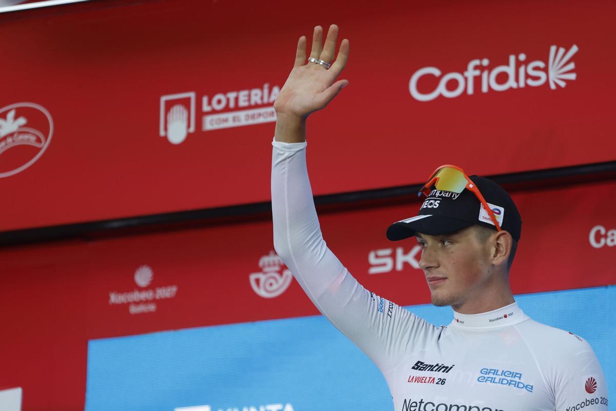 El ciclista inglés Joshua Tarling con el maillot de líder de la clasificación