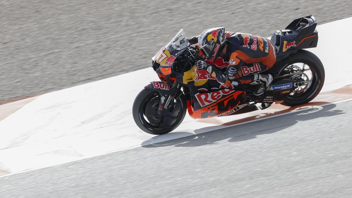 Pedro Acosta, en la primera jornada de entrenamientos del Gran Premo de Valencia en el circuito de Cheste