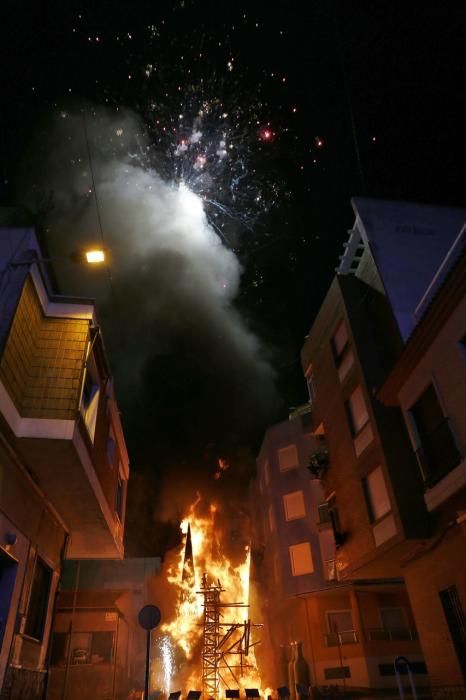 Cientos de personas, la mayoría adolescentes que quisieron disfrutar de la "cremá" y posterior "bañá" de los bomberos, se acercaron al barrio del Calvario para ver arder su hoguera