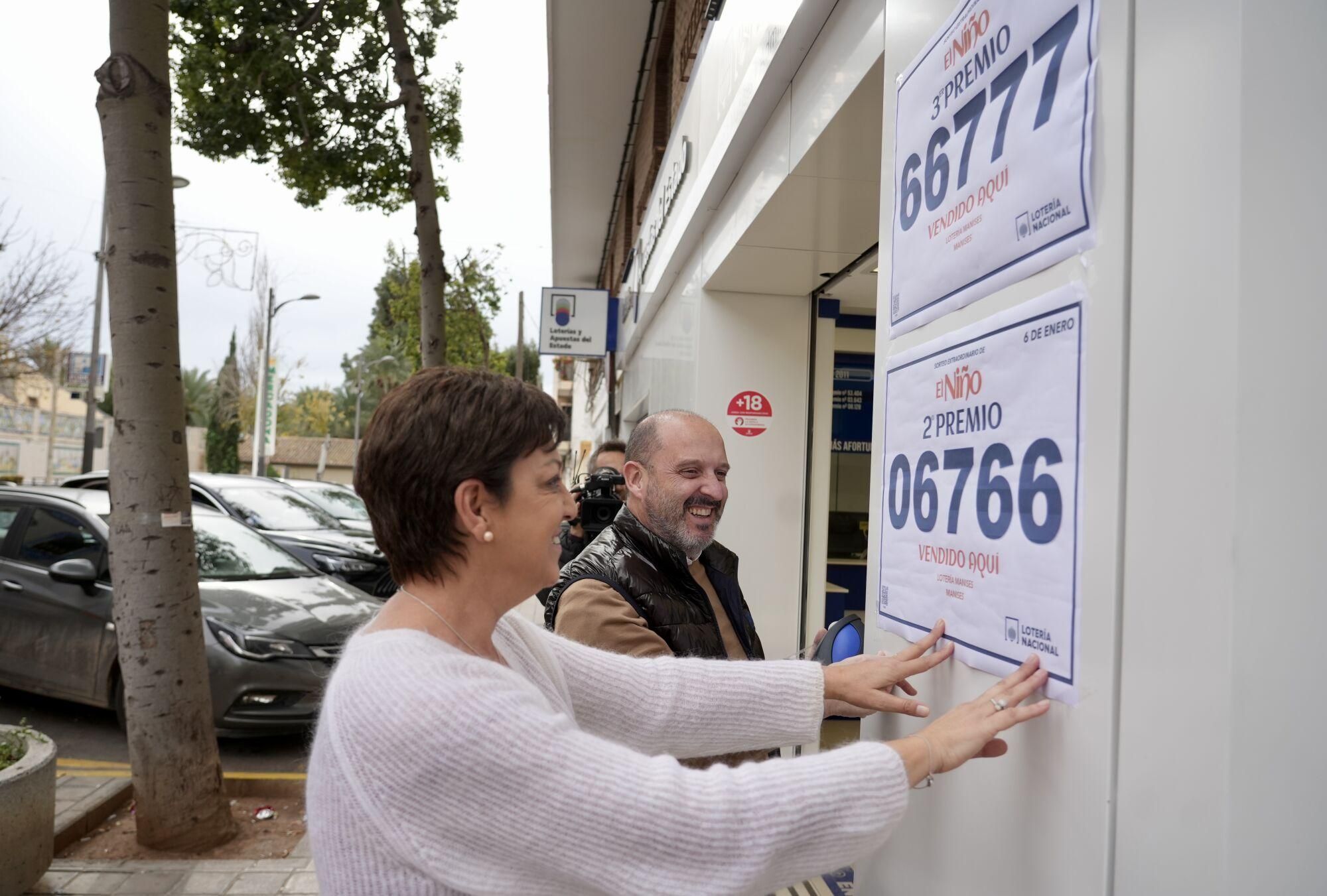 Agraciados con el ‘Segundo Premio’ del Sorteo Extraordinario de El Niño 2025 correspondiente al número 06766 celebran su suerte en la administración de Manises, a 6 de enero de 2025, en Manises, Valencia (España). El Sorteo de la Lotería del Niño se celebra en el Salón de Loterías y Apuestas del Estado mediante un sistema de bombos múltiples. Cuenta con una emisión de 55 series de 100.000 billetes cada una, que alcanza los 1.100 millones de euros, destinando el 70%, es decir, 770 millones de euros, a premios. 06 ENERO 2025 Eduardo Manzana / Europa Press 06/01/2025. Eduardo Manzana;category_code_new;