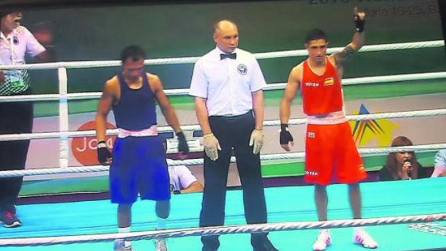 Samuel Carmona alza su brazo al saberse vencedor frente al indio Devendro Singh Laishram.