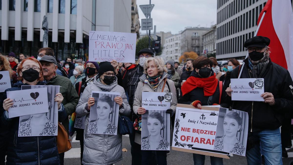 La ultraconservadora Polònia s’allunya, cada cop més dividida, de la UE La ultraconservadora Polònia s’allunya, cada cop més dividida, de la UE