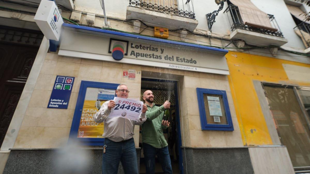 Los propietarios de una de las administraciones, celebrando el premio.