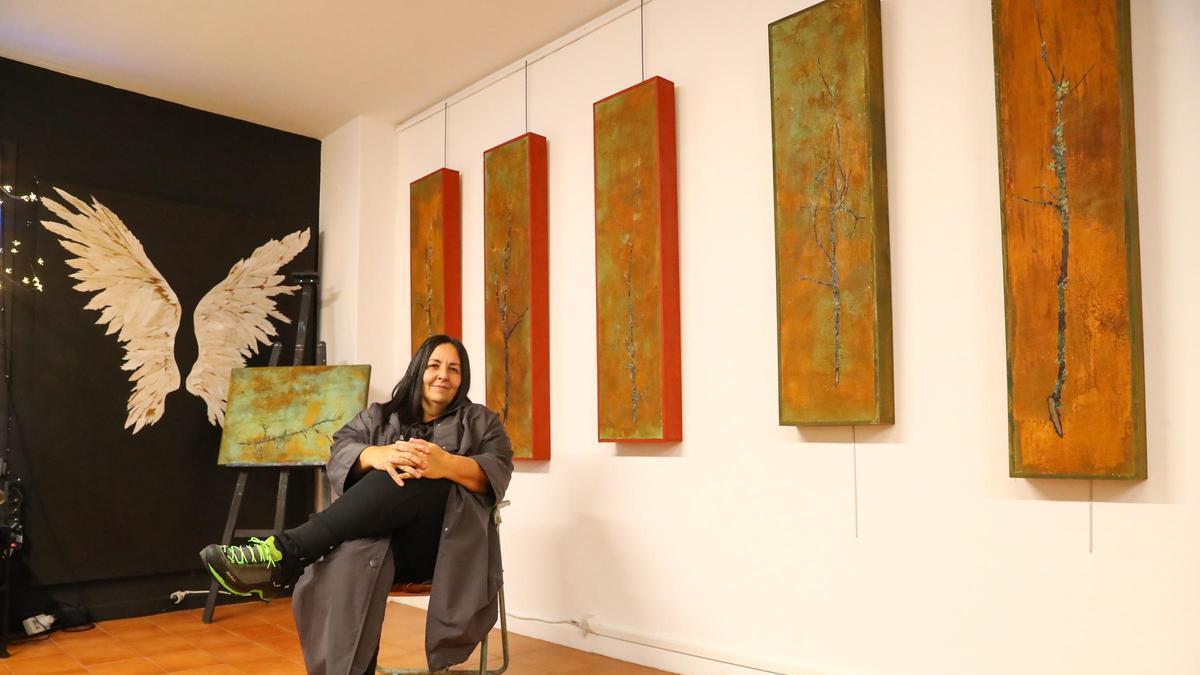 La artista vilagarciana en su estudio.