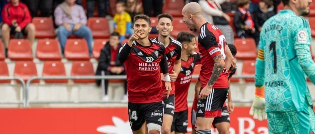 Oriol Rey acude a felicitar a Pinchi tras su segundo gol con Cristian abatido al lado.