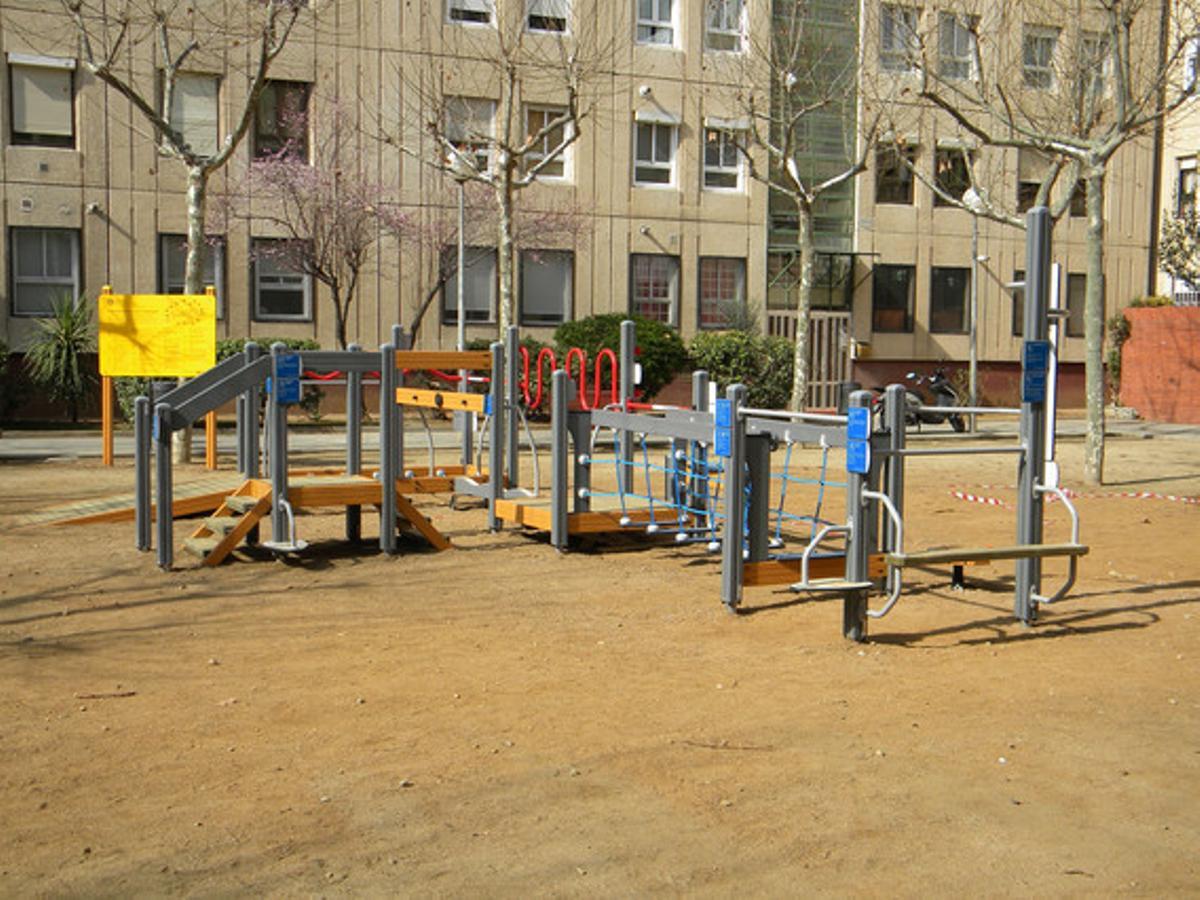 Parc, arbres i pressupost.Després de 30 anys reivindicant un parc infantil als governs municipals (que no el feien perquè, segons ells, no podien talar els arbres del lloc destinat a aquest equipament), veig amb sorpresa que l’ajuntament ha talat uns quants arbres i hi ha muntat una instal·lació per a persones grans (foto), tot i que hi ha altres zones més apropiades per a això. Assegura que no hi ha pressupost, però gasta una milionada en un carril bici.