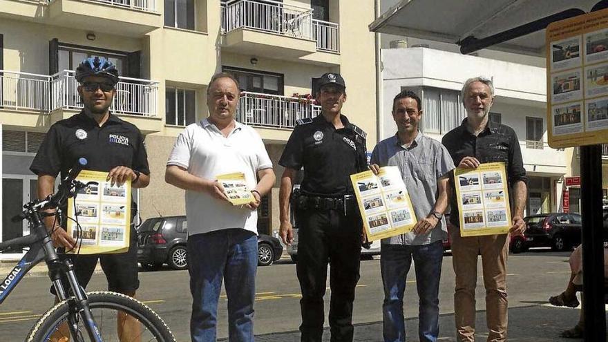 Los responsables políticos y policiales con los carteles.