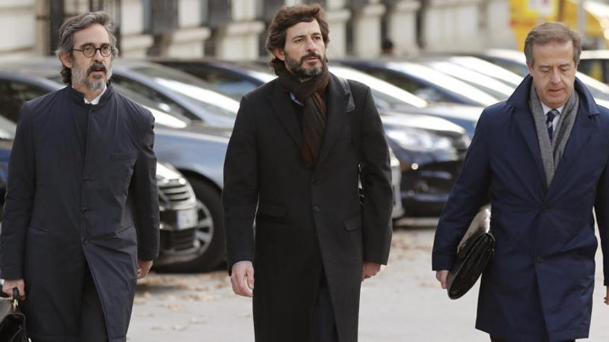 Oleguer Pujol, al centre, arriba a l´Audiència acompanyat dels seus advocats.
