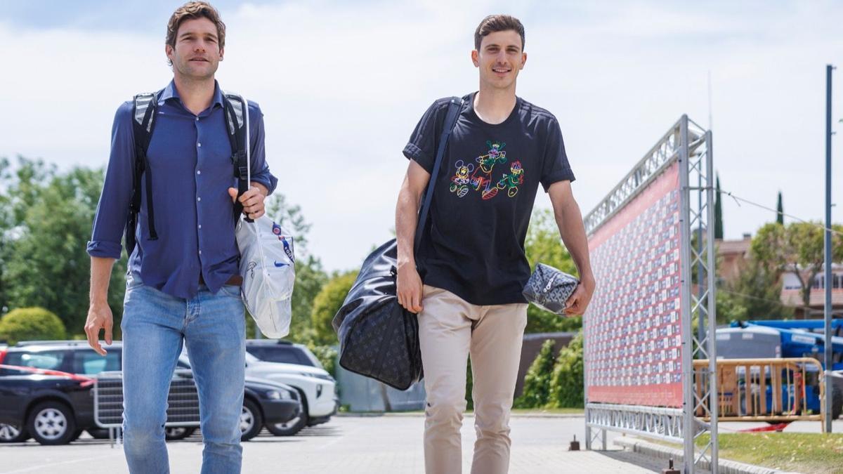 Pau Francisco Torres (d), este lunes a su llegada a la Ciudad del Fútbol de Las Rozas junto a Marcos Alonso.