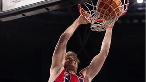 Espectacular mate de Rafa Villar ante el Casademont Zaragoza