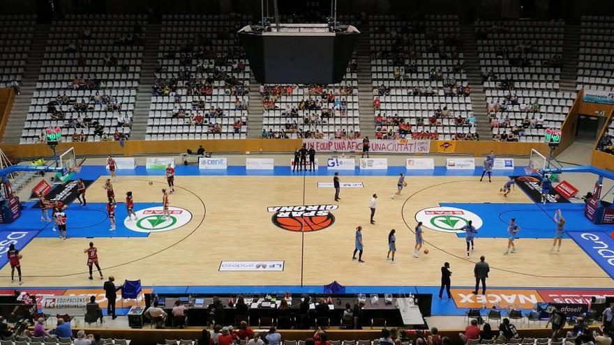 L&#039;aspecte de Fontajau, amb públic dispers per la grada, aquesta nit en el debut de l&#039;Uni