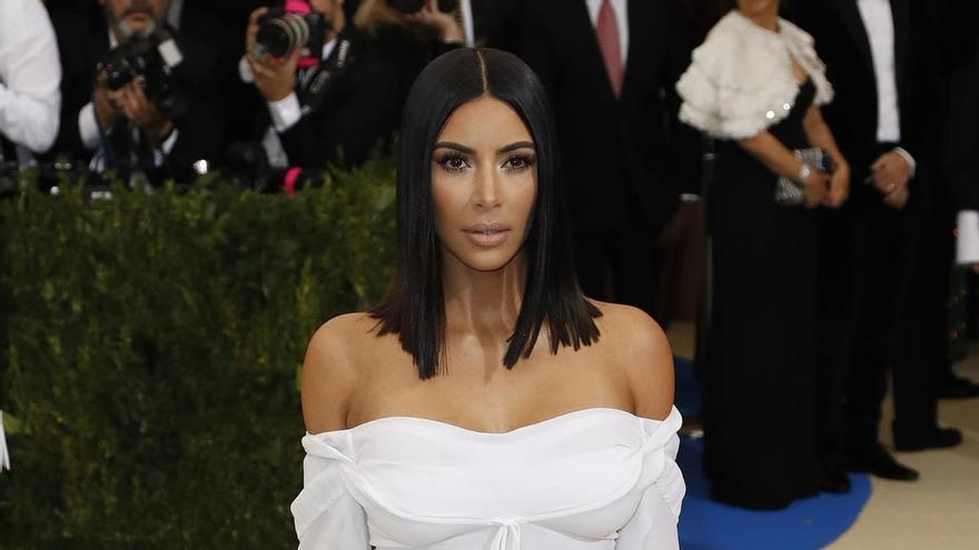 El tipo de pantalón que usa Kim Kardashian para lucir más alta y esbelta sin tacones: el truco que cualquiera puede copiar