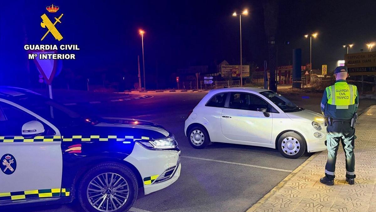 Adiós a la baliza v-16: la Guardia Civil extrema la vigilancia los conductores que no llevan la  v-13 en Semana Santa por carretera o ciudad