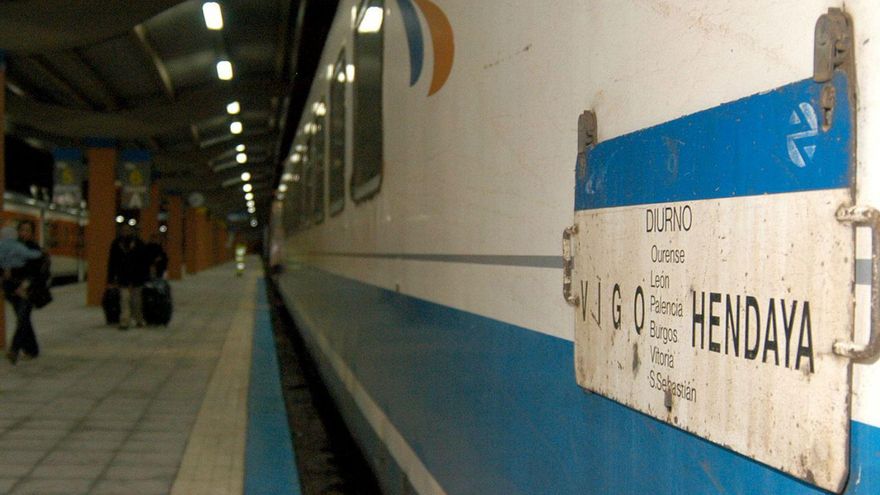 El tren que unía Vigo e Irún,en una imagen de 2004. | // J. LORES