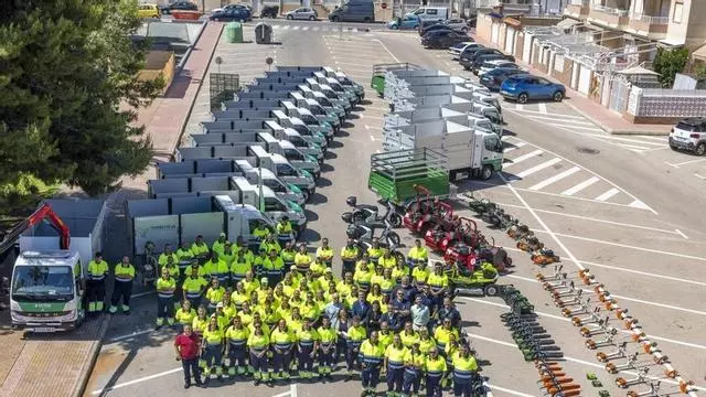 Presentación de la maquinaria y personal de la prestación del servicio de conservación de parques y jardines en Torrevieja