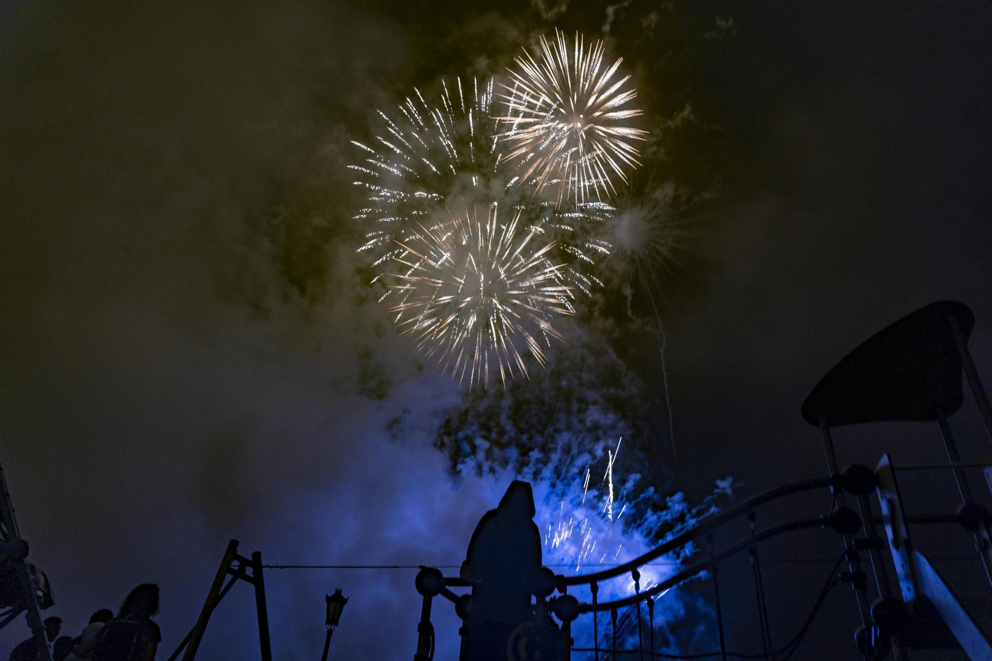 EN IMÁGENES: Así se vivieron unos fuegos de San Mateo bajo la lluvia en Oviedo