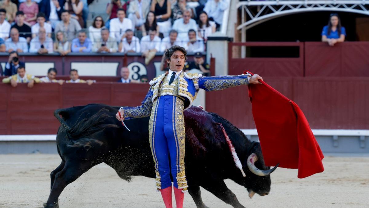 Castella da un pase por la espalda al toro.