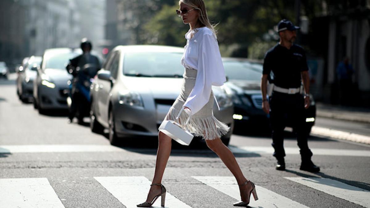 Blusa blanca en el 'street style' del entertiempo