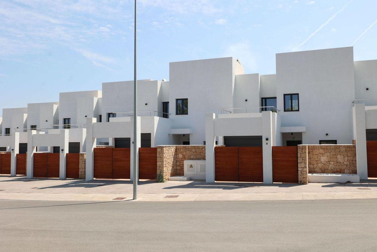 Dueños de adosados en Punta Pedrera denuncian una estafa inmobiliaria