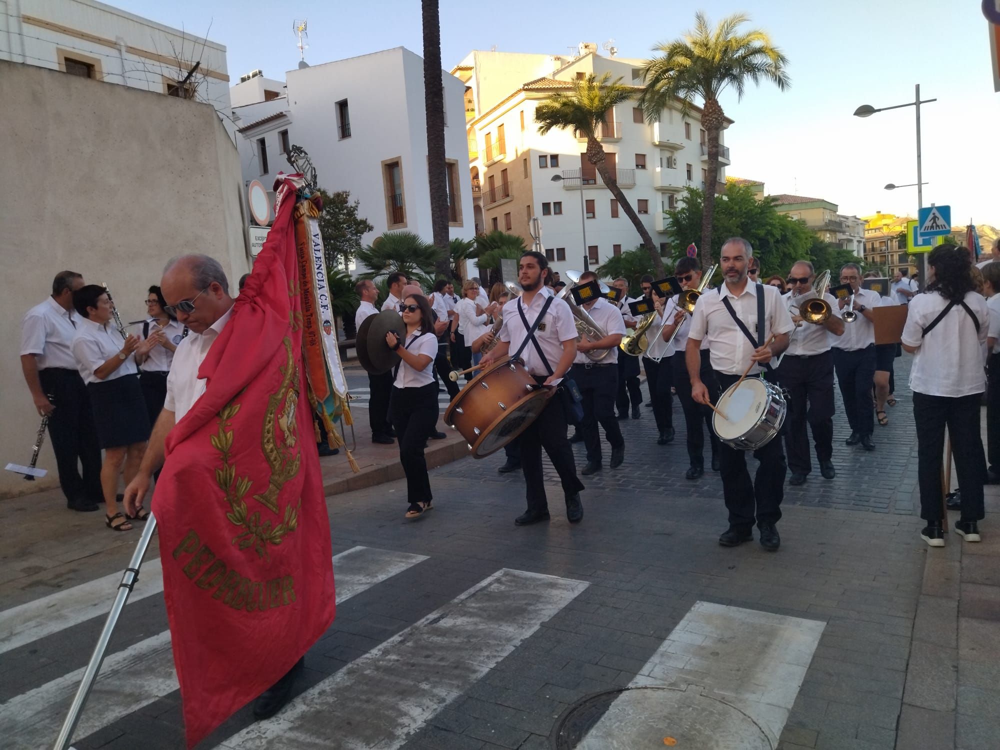 Xàbia, capital de la música: más de 800 músicos de toda la comarca llenan de vida las calles (imágenes)