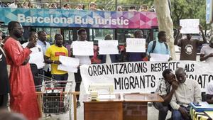 Un grupo de hombres muestra carteles con sus oficios.