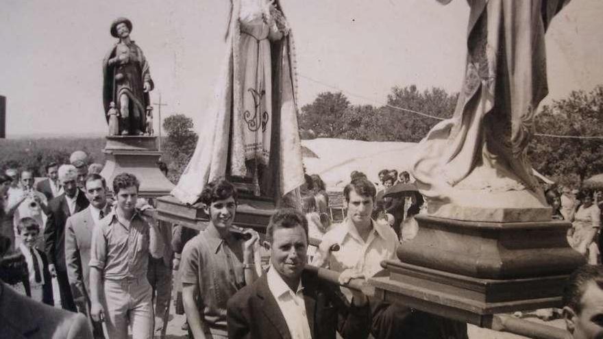 El autor, con su mujer, partiendo la tarta en el banquete de su boda.