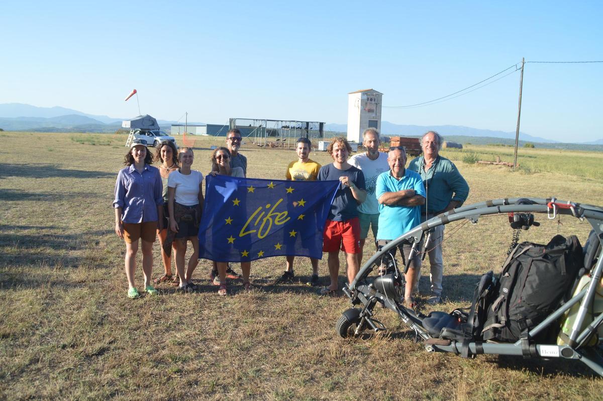 Part de l’equip del Projecte Life amb Joan Casals i Jordi Sargatal a l’aeroclub d’Ordis