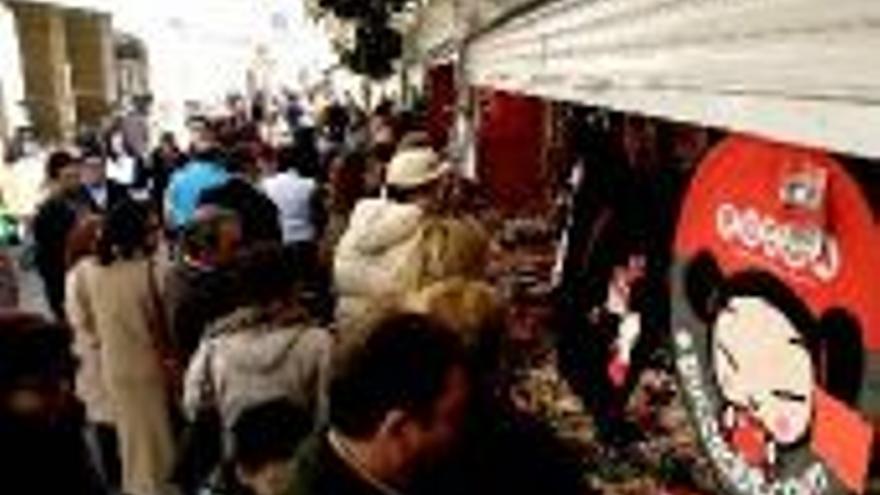 Cientos de cacereños acuden al mercado navideño en su estreno
