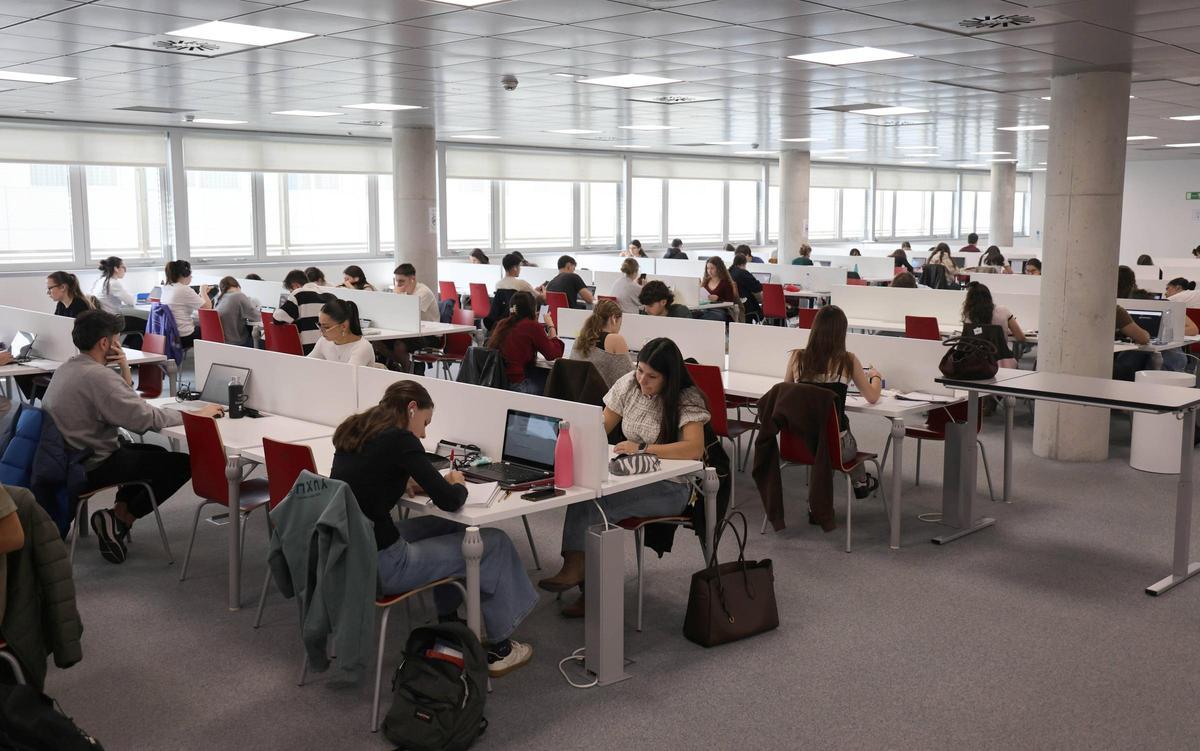 Jóvenes en la sala de estudio de la UNED (Mar de Vigo) este sábado.